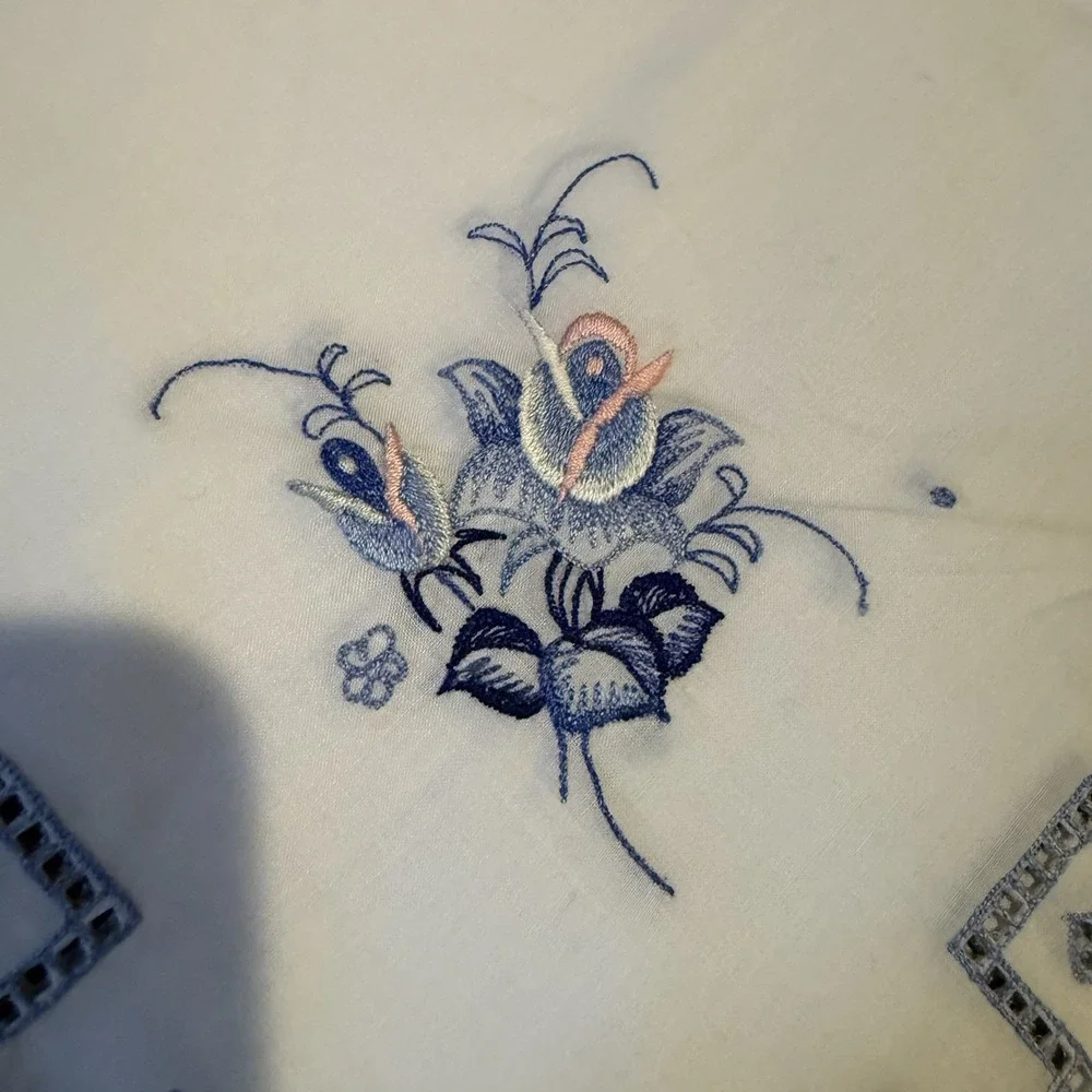 Lit Of‎ 8 tea cloth matching napkins Embroid reminiscent Jacobean floral designs